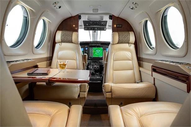2005 BEECHCRAFT KING AIR C90B Photo 4
