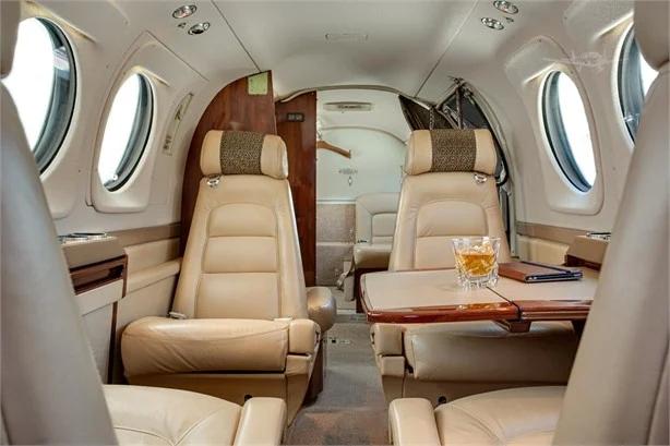 2005 BEECHCRAFT KING AIR C90B Photo 5