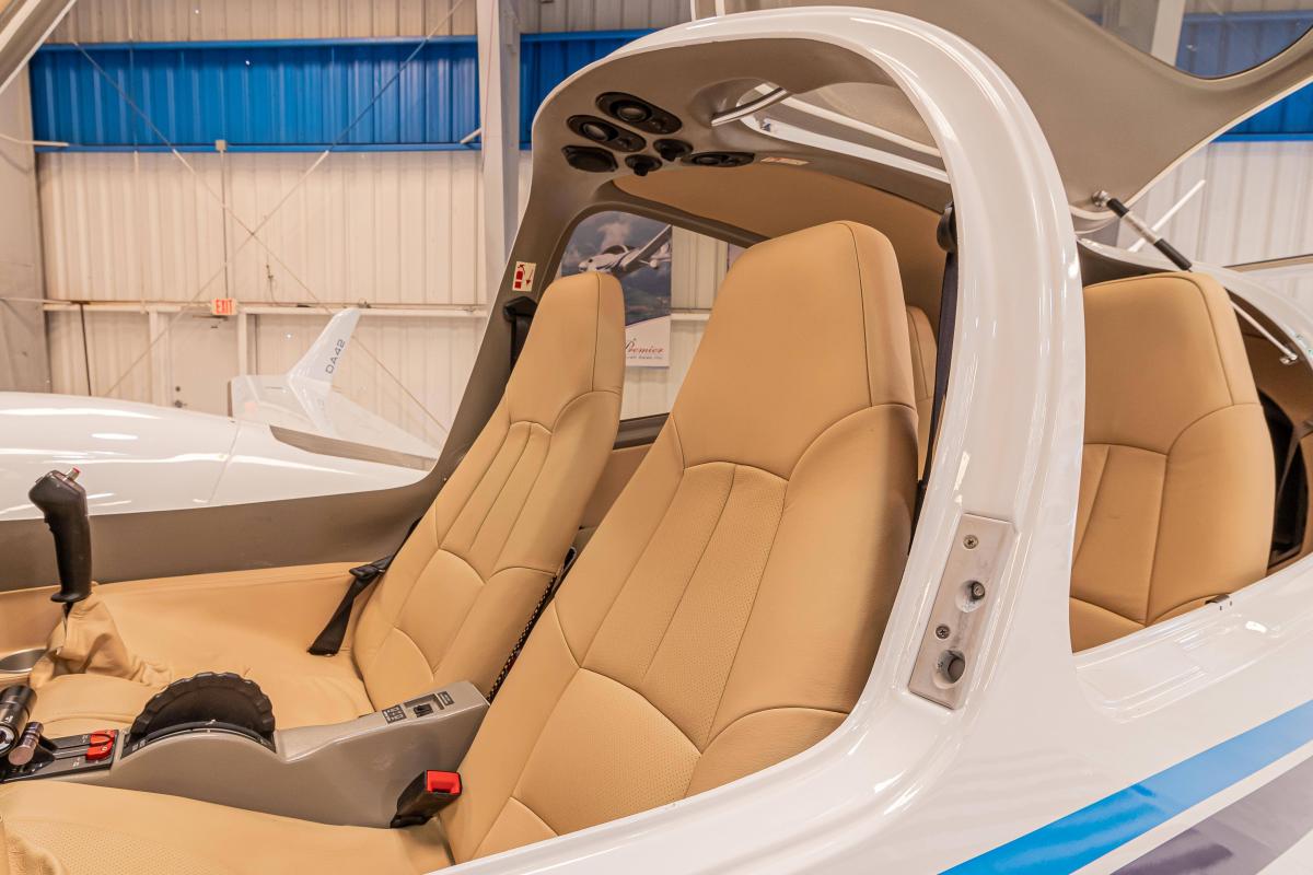 2007 Diamond DA42 Photo 3