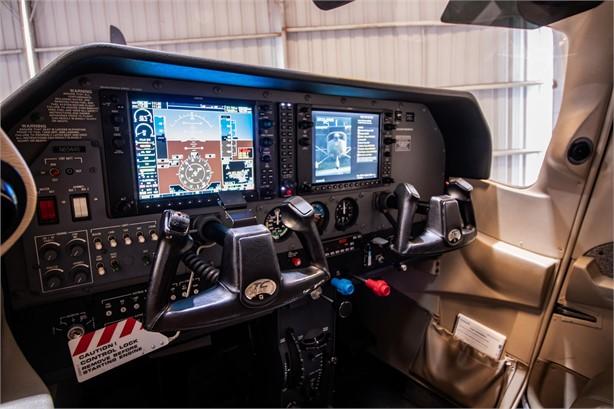 2004 CESSNA TURBO 182T SKYLANE Photo 2