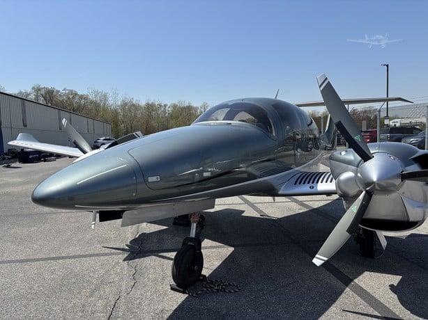 2025 DIAMOND DA62 Photo 5