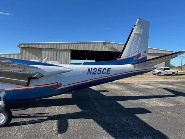 1977 COMMANDER 690B Photo 4