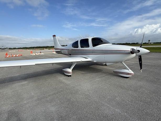 2004 CIRRUS SR22-G2 Photo 2