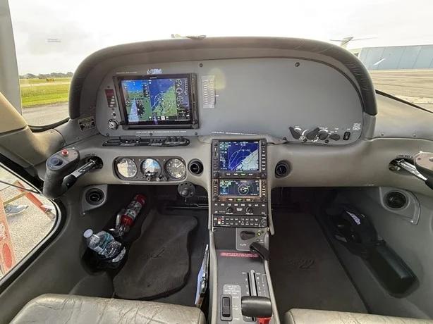 2004 CIRRUS SR22-G2 Photo 3