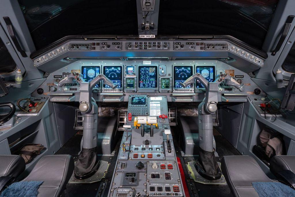 2003 Embraer ERJ-145LR Photo 6