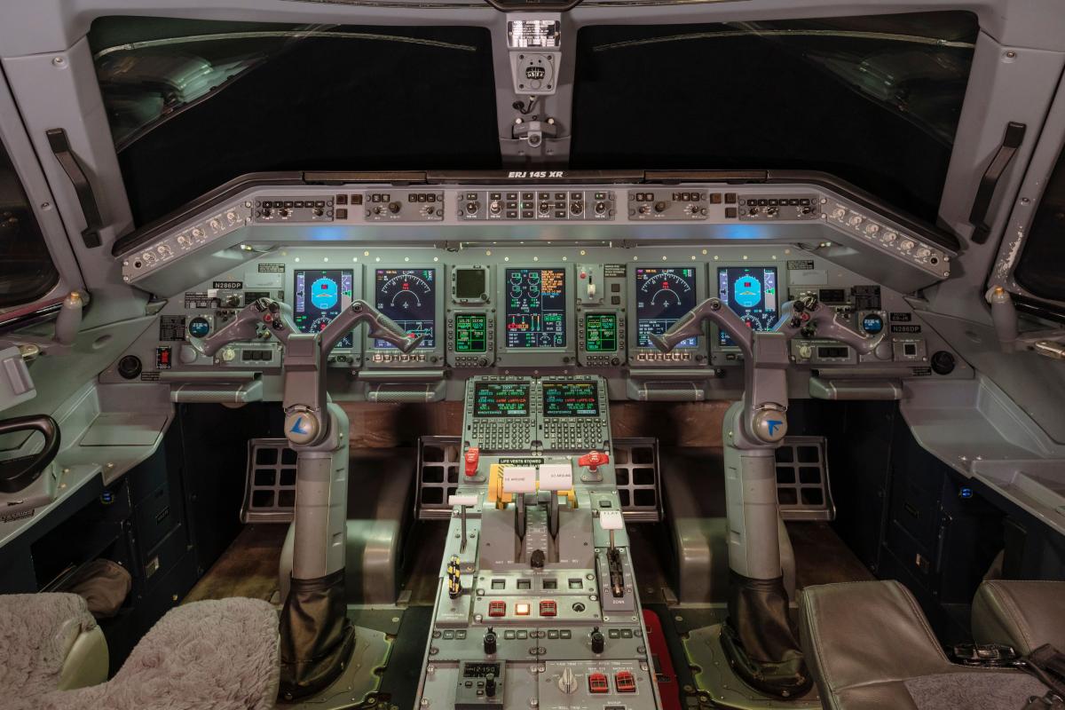 2013 Embraer ERJ-145XR Photo 2