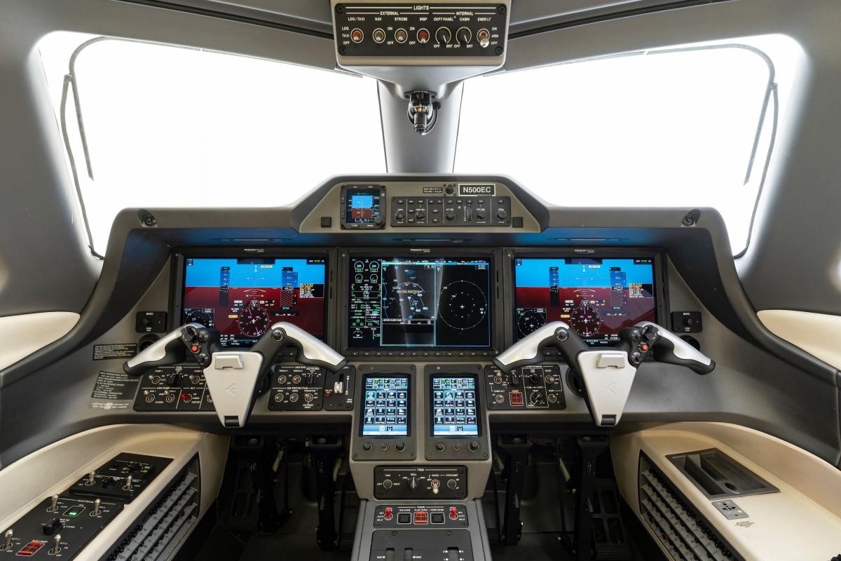 2014 Embraer Phenom 300 Photo 6