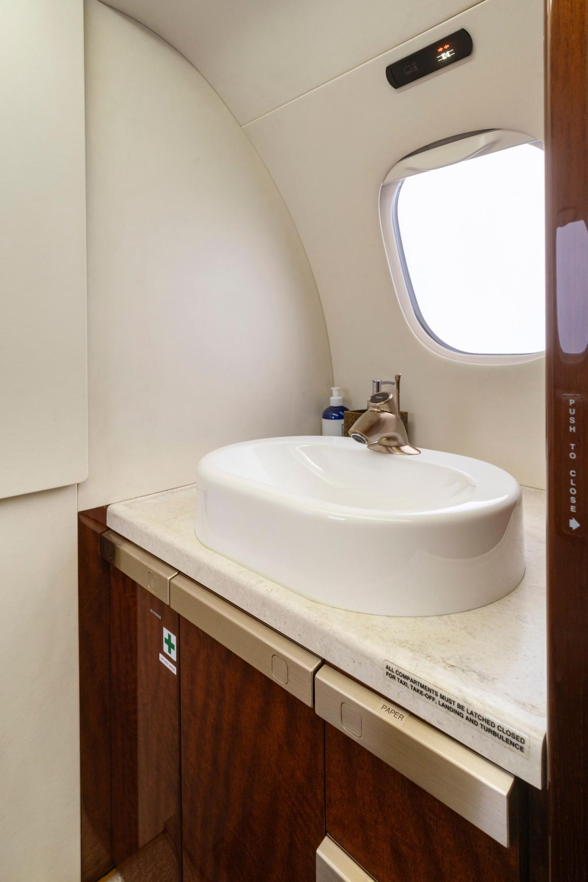 2014 Embraer Phenom 300 Photo 6