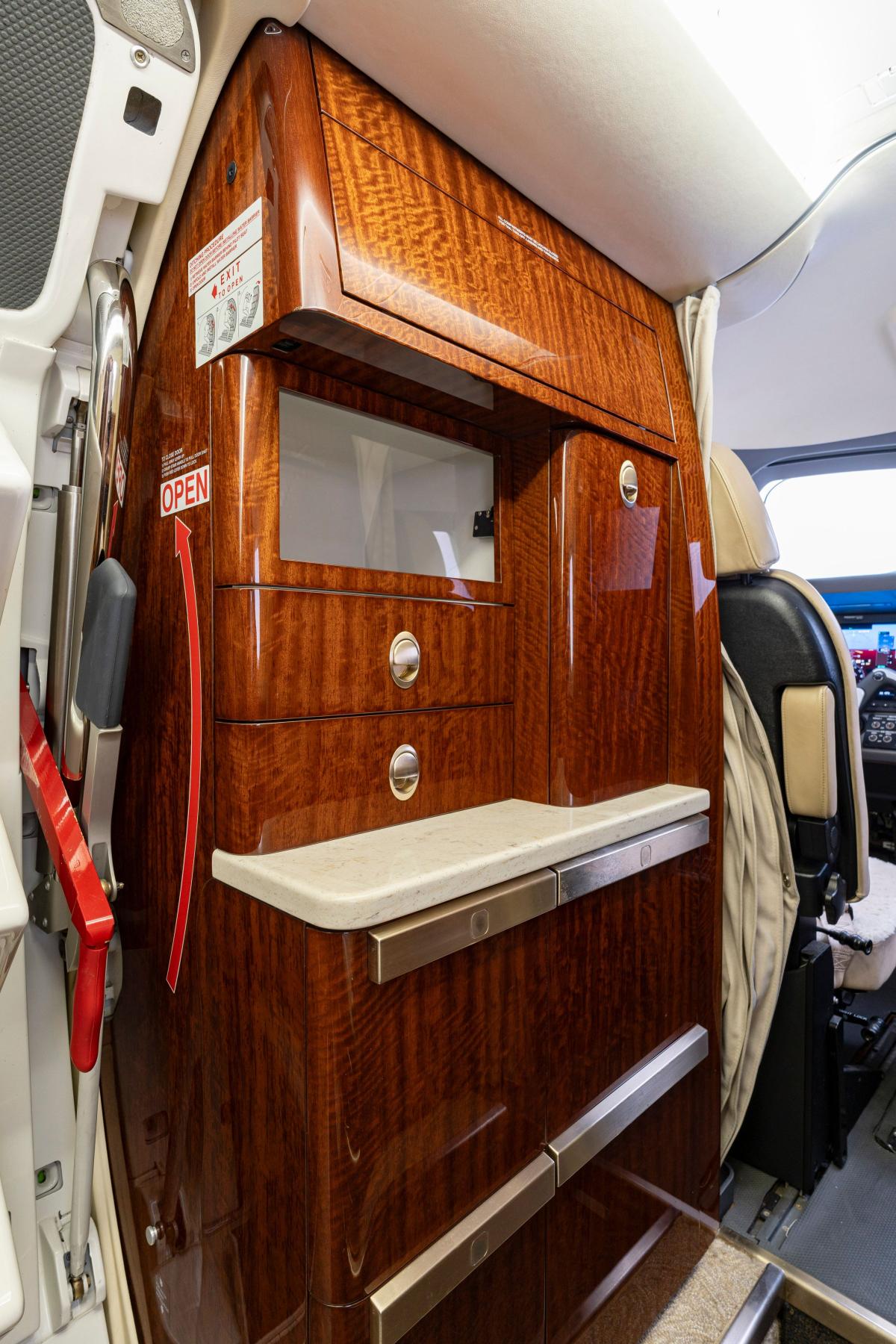 2014 Embraer Phenom 300 Photo 7