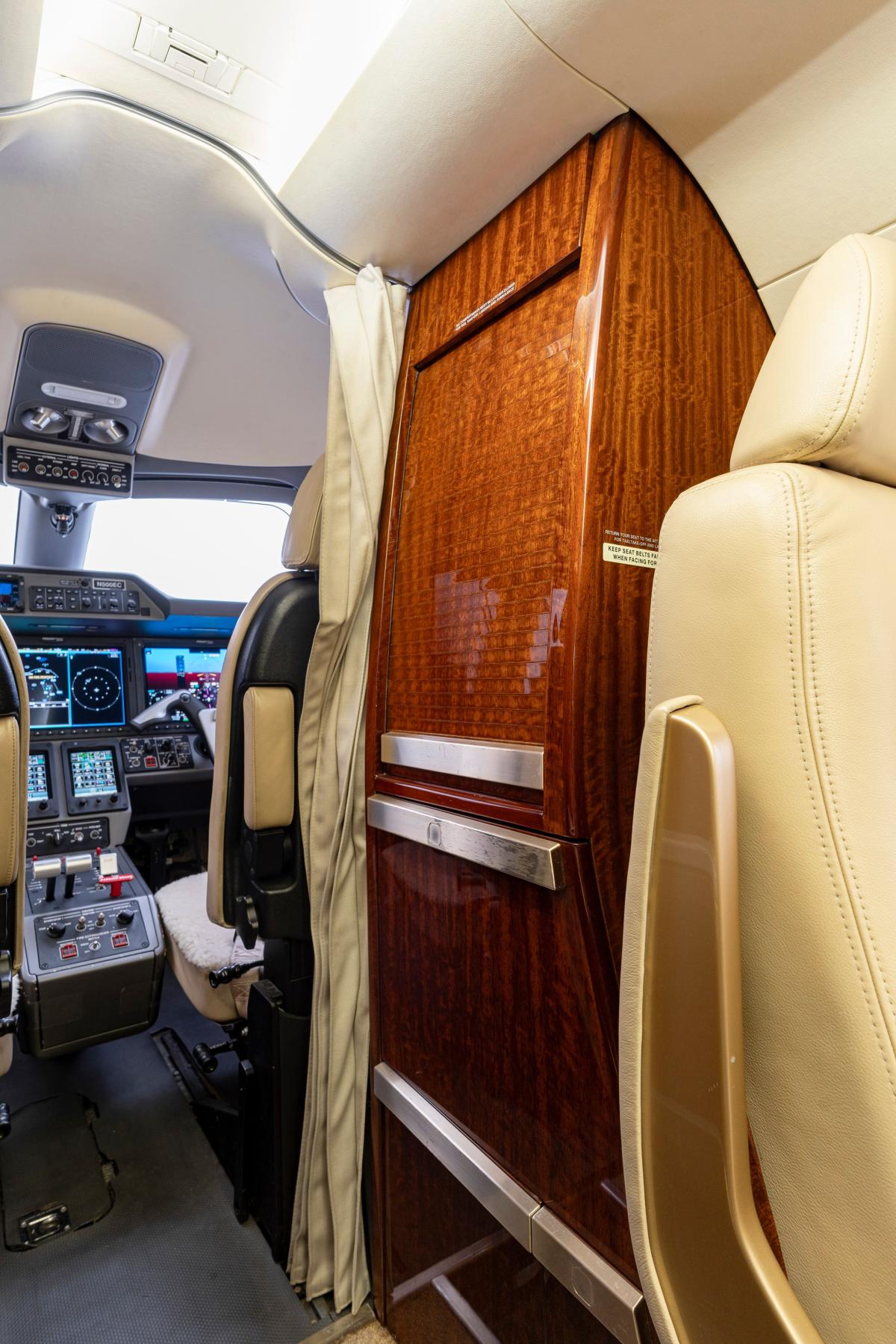 2014 Embraer Phenom 300 Photo 2