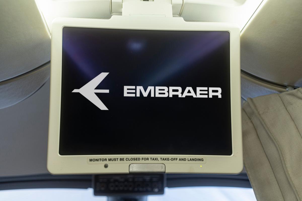 2014 Embraer Phenom 300 Photo 3