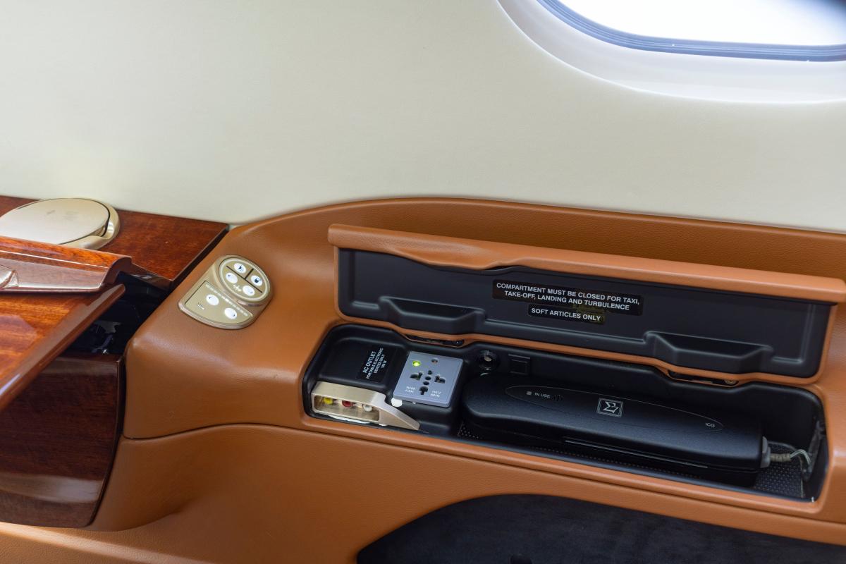 2014 Embraer Phenom 300 Photo 4