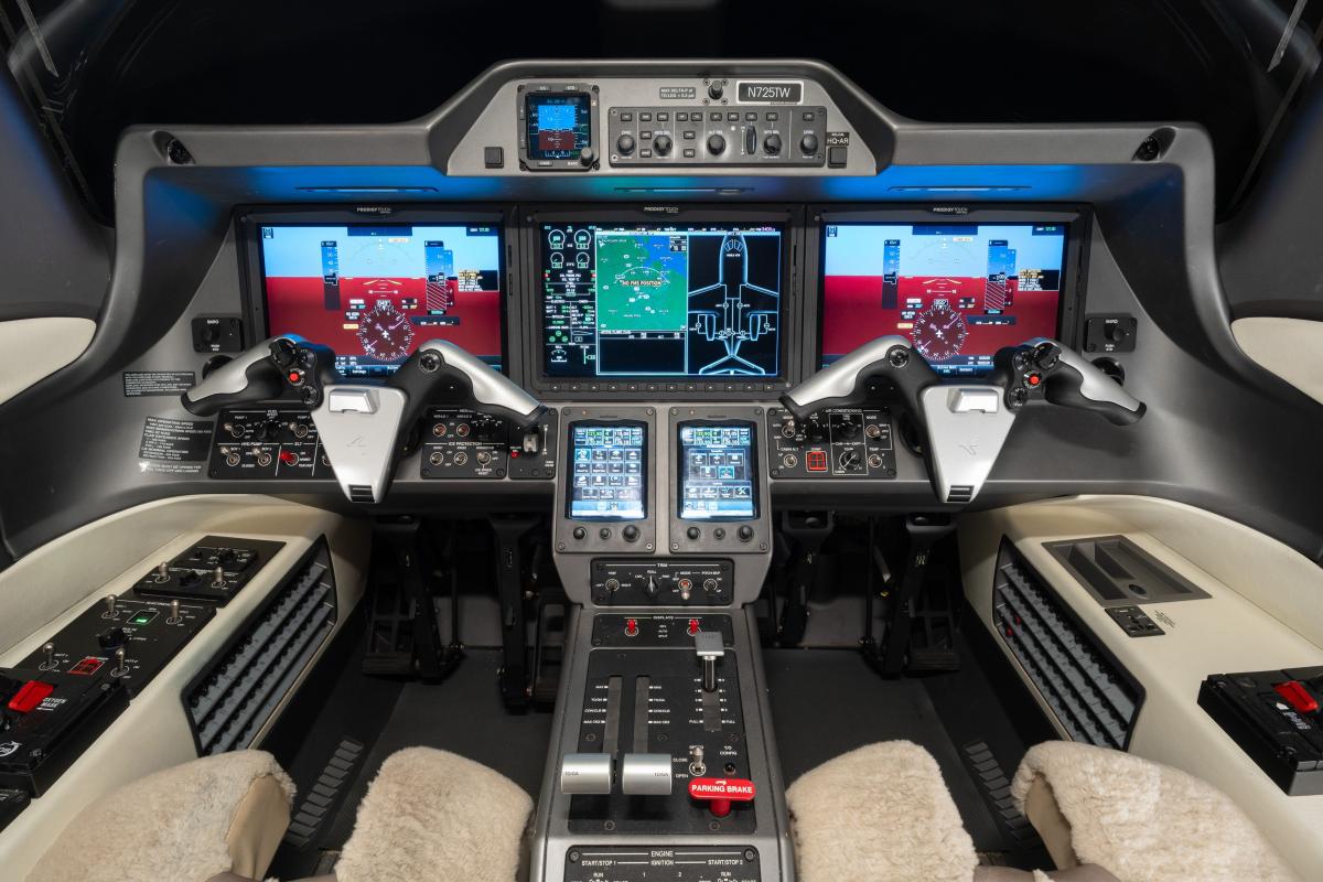 2017 Embraer Phenom 300 Photo 2