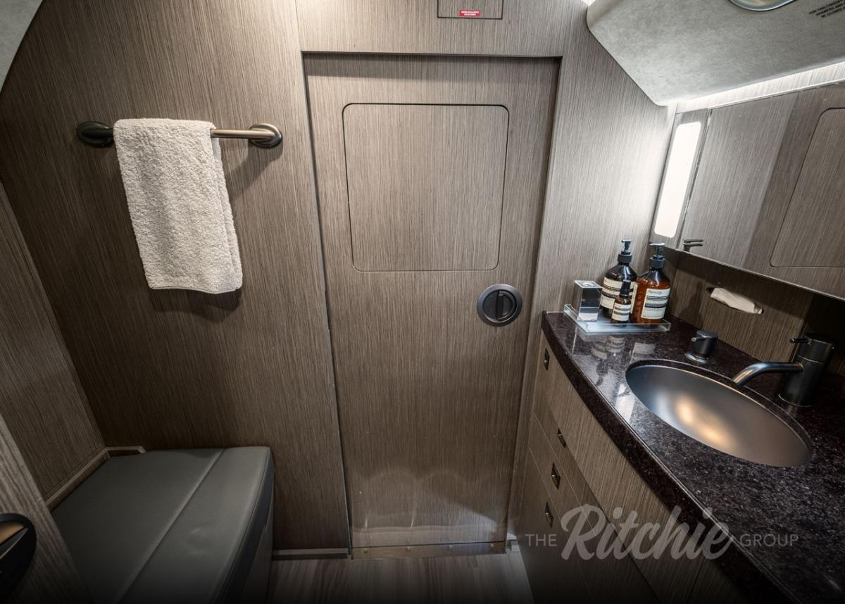 2009 Gulfstream G450 Photo 2