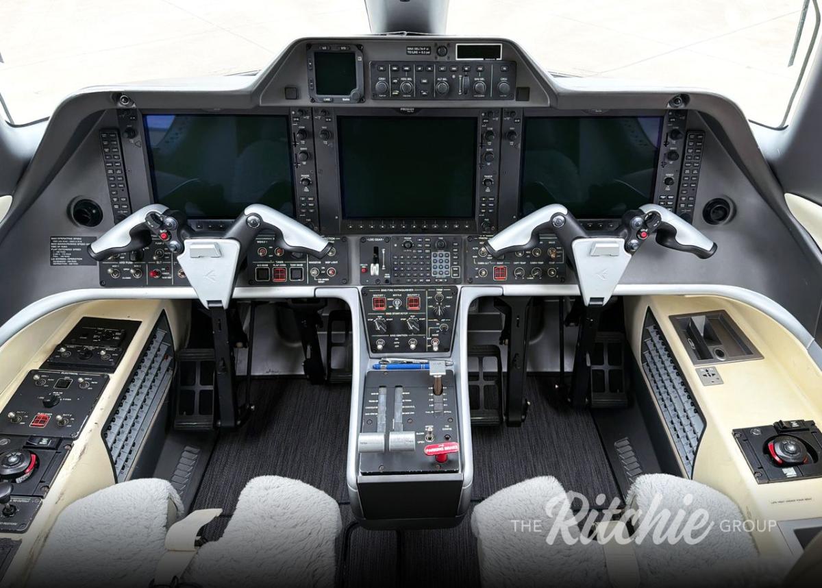2012 Embraer Phenom 300 Photo 6