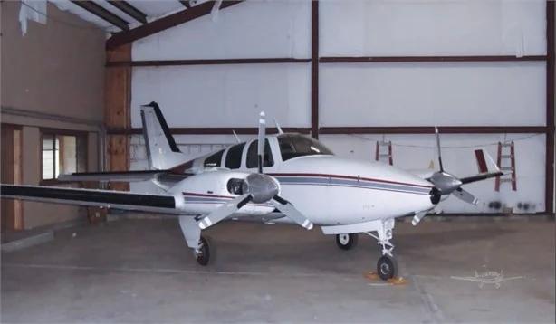 1975 BEECHCRAFT E55 BARON Photo 2