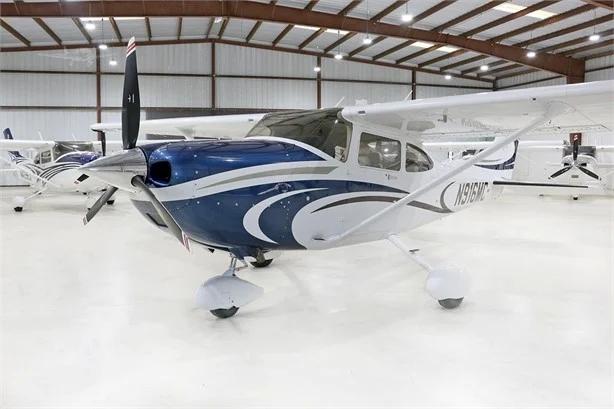 2009 CESSNA TURBO 182T SKYLANE Photo 2