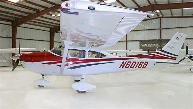2006 CESSNA TURBO 182T SKYLANE Photo 2