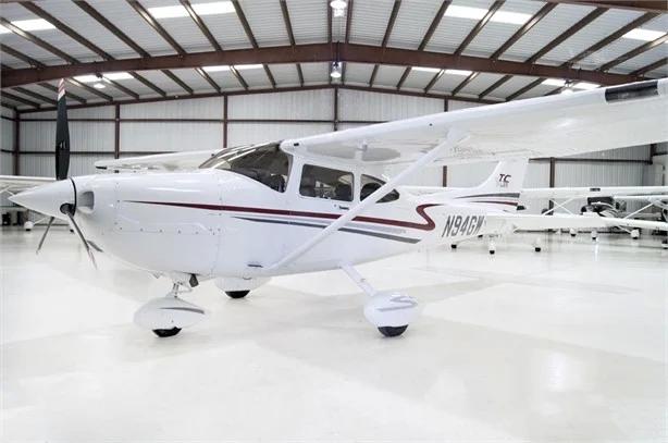 2001 CESSNA TURBO 182T SKYLANE Photo 2