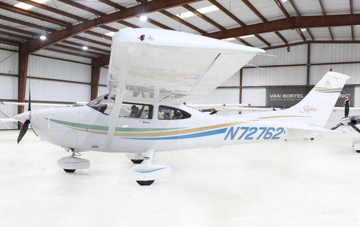 2000 Cessna 182S Skylane Photo 2