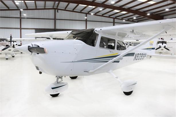 2001 CESSNA 172S SKYHAWK SP Photo 3