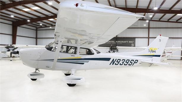 2001 CESSNA 172S SKYHAWK SP Photo 2