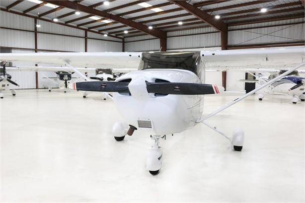 2001 CESSNA 172S SKYHAWK SP Photo 4